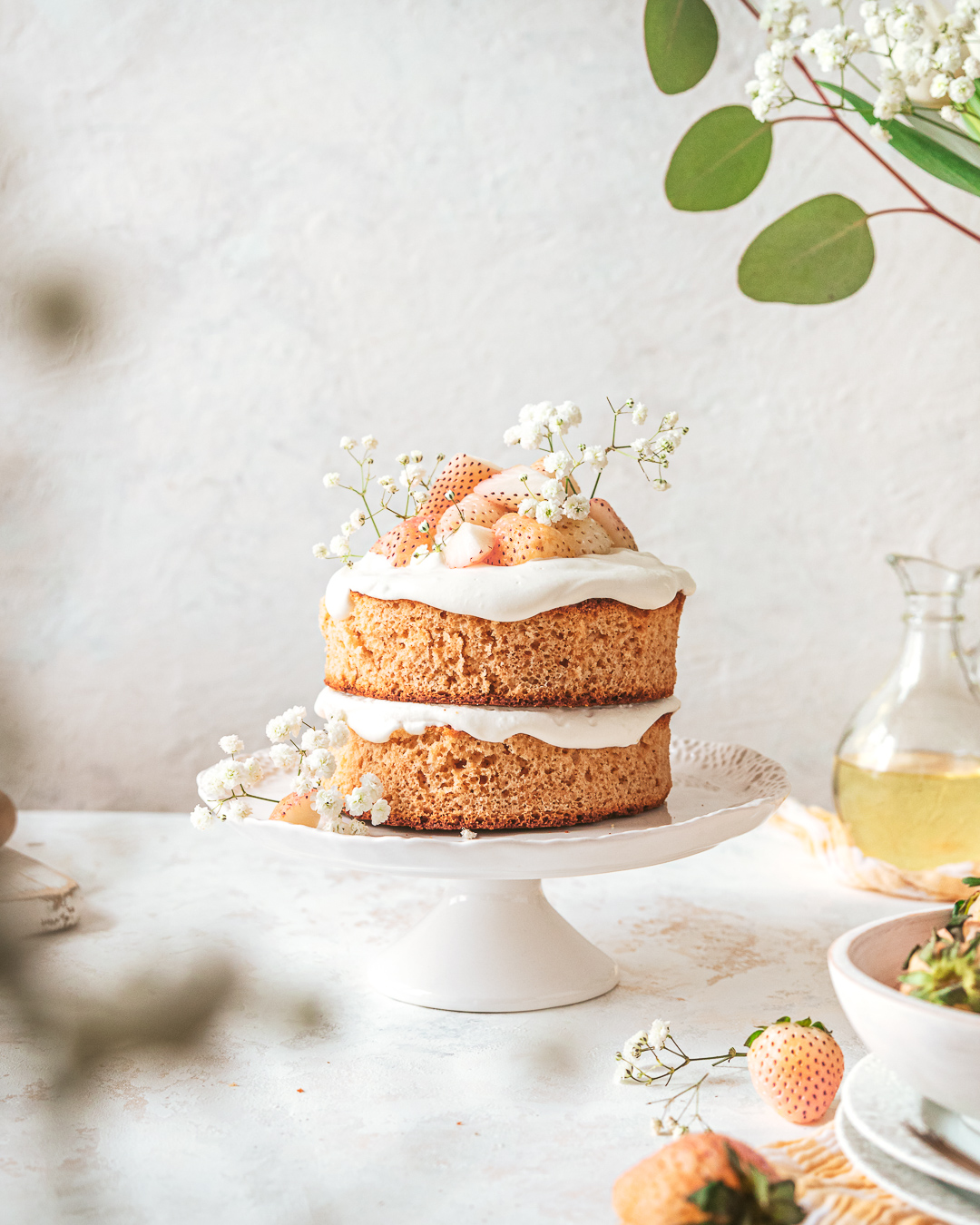 Styling simple cakes with flowers