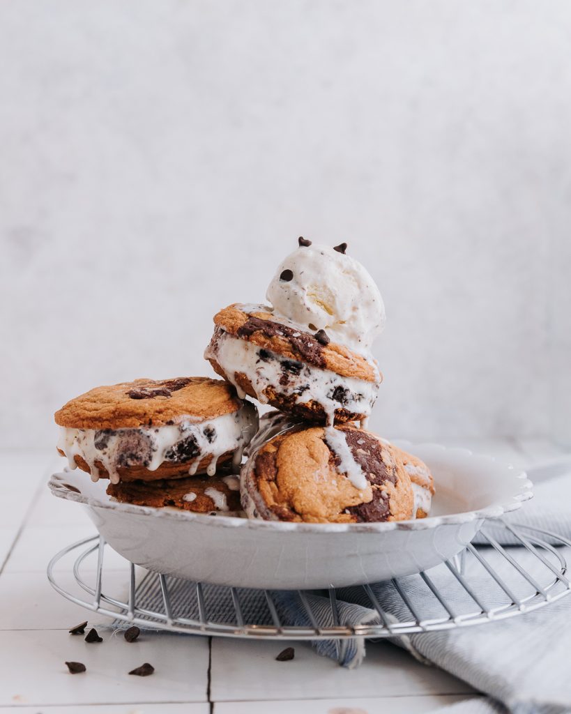 How to make fake ice cream sandwiches to be used for display.